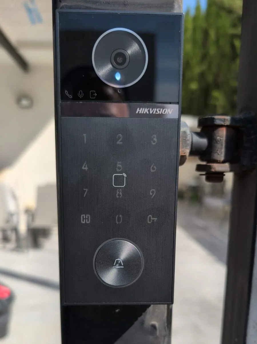 אינטרקום וידאו של Hikvision עם קודן, מותקן בשער הכניסה של בית פרטי