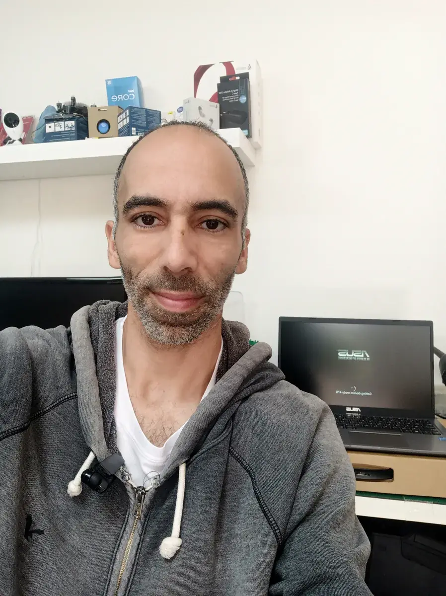 נתנאל, טכנאי מחשבים בחדרה, ליד שולחן התיקונים במעבדת Zulatech