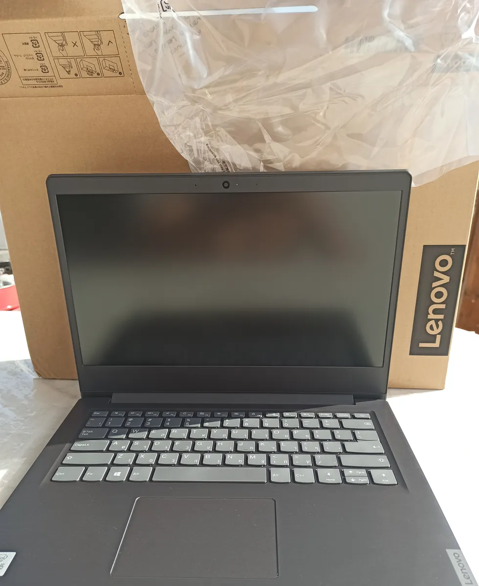 מחשב נייד Lenovo חדש ליד האריזה, לפני מסירה ללקוח מהמעבדה בחדרה